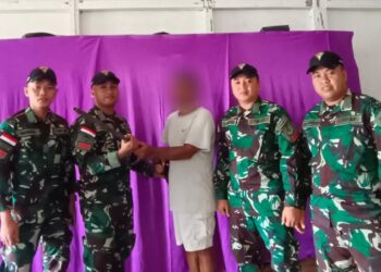 Warga Desa Binaan Serahkan Senpi Rakitan Kepada Pos Kotis Satgas Pamtas RI-MLY Yonarmed 19/105 Trk Bogani