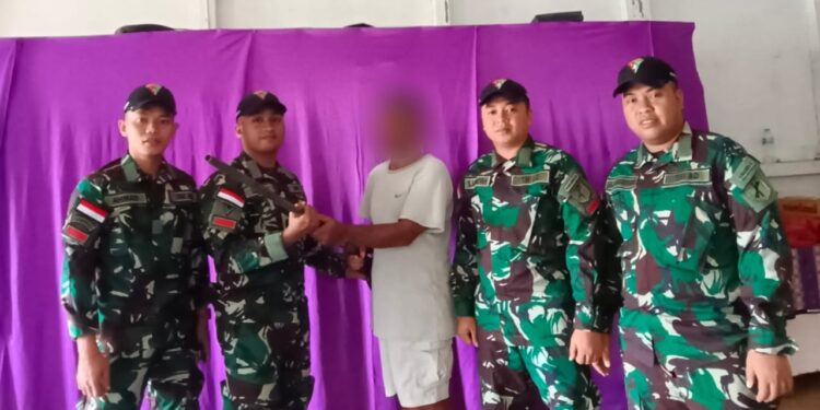 Warga Desa Binaan Serahkan Senpi Rakitan Kepada Pos Kotis Satgas Pamtas RI-MLY Yonarmed 19/105 Trk Bogani