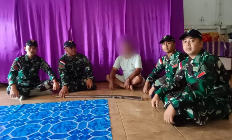 Warga Desa Binaan Serahkan Senpi Rakitan Kepada Pos Kotis Satgas Pamtas RI-MLY Yonarmed 19/105 Trk Bogani