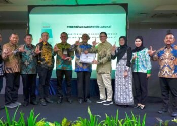 Langkat 10 Besar Nominasi Harmonis, Syah Afandin Terima Penghargaan ASN Berakhlak 