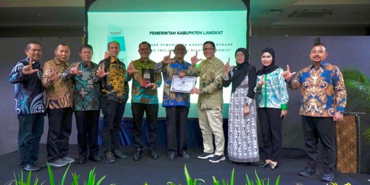 Langkat 10 Besar Nominasi Harmonis, Syah Afandin Terima Penghargaan ASN Berakhlak 