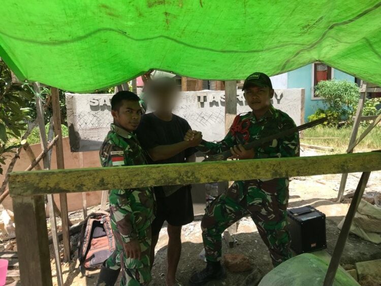 Jelang Purna Tugas, Satgas Yonarmed 19/105 Trk Bogani Terima 6 Pucuk Senpi Rakitan Dan 2 Munisi Dari Masyarakat Secara Sukarela.