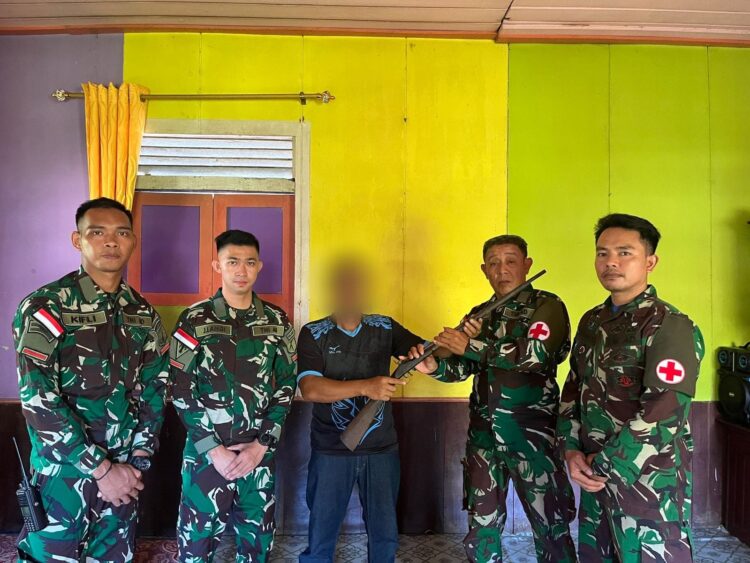 Jelang Purna Tugas, Satgas Yonarmed 19/105 Trk Bogani Terima 6 Pucuk Senpi Rakitan Dan 2 Munisi Dari Masyarakat Secara Sukarela.