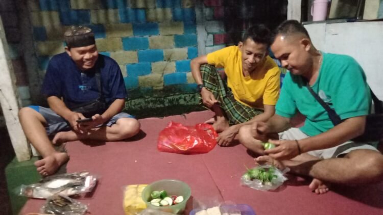 Unik !! Warga Cicadas Di RT 01/03 Makan Pakai Daun Pisang, Olvy : Momen Kebersamaan Di Acara Ngeliwet