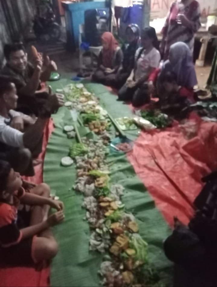 Unik !! Warga Cicadas Di RT 01/03 Makan Pakai Daun Pisang, Olvy : Momen Kebersamaan Di Acara Ngeliwet