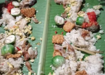 Unik !! Warga Cicadas Di RT 01/03 Makan Pakai Daun Pisang, Olvy : Momen Kebersamaan Di Acara Ngeliwet