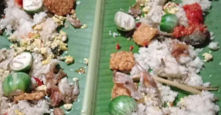 Unik !! Warga Cicadas Di RT 01/03 Makan Pakai Daun Pisang, Olvy : Momen Kebersamaan Di Acara Ngeliwet