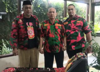 Tabur Bunga dan Do’a Bersama ke Makam Prof DR Suhardiman SE