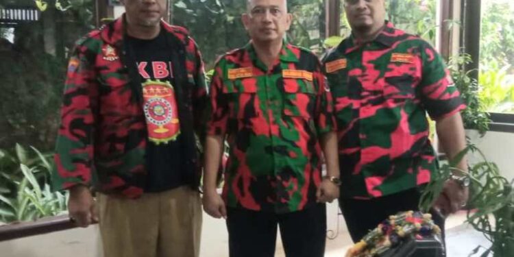 Tabur Bunga dan Do’a Bersama ke Makam Prof DR Suhardiman SE