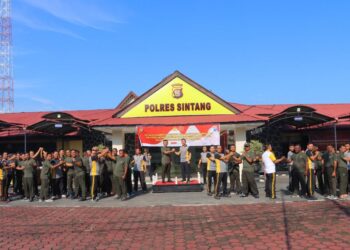 PERKUAT SINERGITAS DALAM HADAPI TAHUN POLITIK, POLRES SINTANG GELAR OLAHRAGA BERSAMA TNI