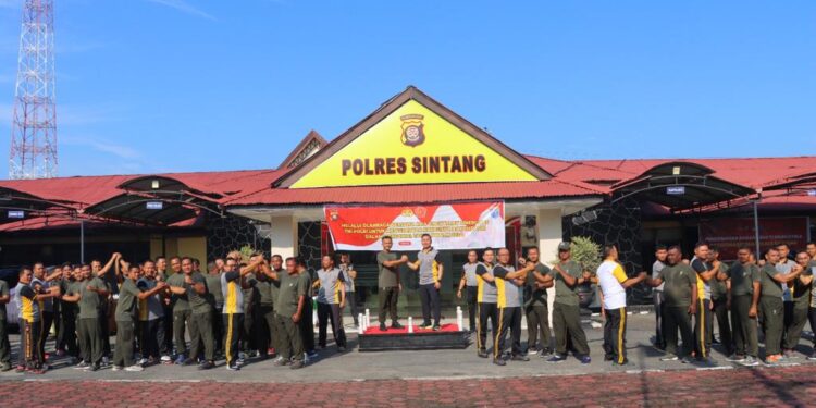 PERKUAT SINERGITAS DALAM HADAPI TAHUN POLITIK, POLRES SINTANG GELAR OLAHRAGA BERSAMA TNI