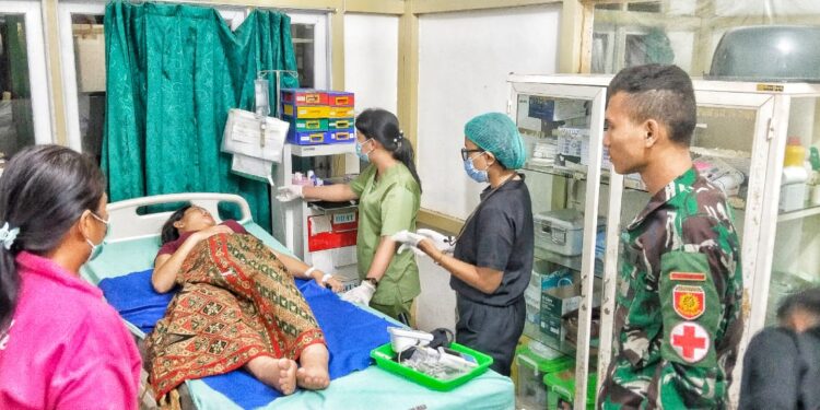 Satgas Pamtas Yonarmed 10/ Bradjamusti Bantu Evakuasi Ibu Yang Hendak Melahirkan di Perbatasan