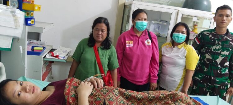 Satgas Pamtas Yonarmed 10/ Bradjamusti Bantu Evakuasi Ibu Yang Hendak Melahirkan di Perbatasan