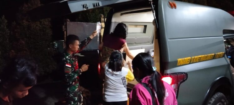 Satgas Pamtas Yonarmed 10/ Bradjamusti Bantu Evakuasi Ibu Yang Hendak Melahirkan di Perbatasan