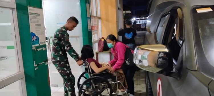 Satgas Pamtas Yonarmed 10/ Bradjamusti Bantu Evakuasi Ibu Yang Hendak Melahirkan di Perbatasan