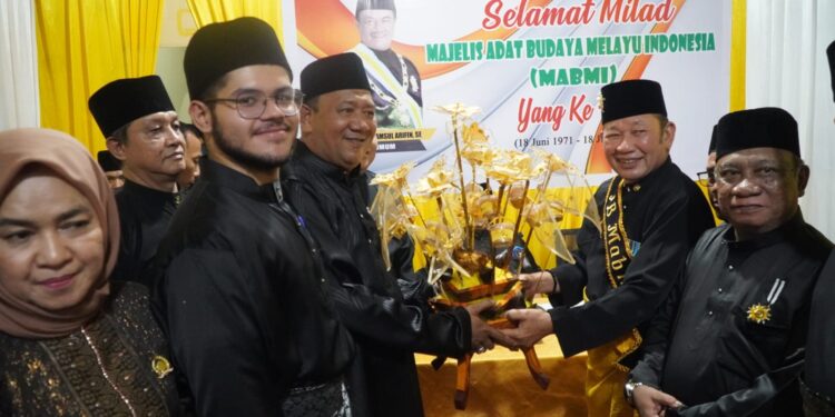 Syah Afandin Terima Penghargaan PB MABMI Atas Pengabdian 20 Tahun