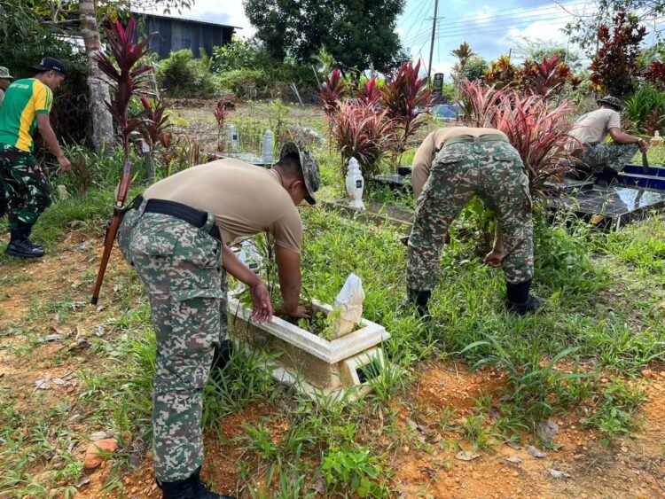 BANGUN SINERGITAS!! TNI AD DAN TDM BERSIHKAN MASJID DAN PEMAKAMAN KAMPUNG MELAYU LUBUK ANTU MALAYSIA