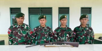 Penyerahan Senjata Api Jenis Rakitan Dari Warga Kepada Anggota Satgas PAMTAS RI – MLY Yonarmed 10/Bradjamusti