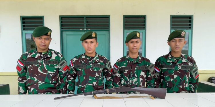 Penyerahan Senjata Api Jenis Rakitan Dari Warga Kepada Anggota Satgas PAMTAS RI – MLY Yonarmed 10/Bradjamusti