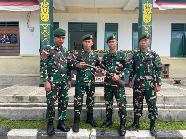 Penyerahan Senjata Api Jenis Rakitan Dari Warga Kepada Anggota Satgas PAMTAS RI – MLY Yonarmed 10/Bradjamusti