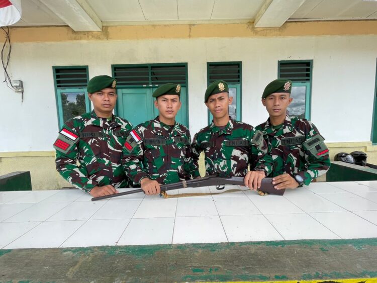 Penyerahan Senjata Api Jenis Rakitan Dari Warga Kepada Anggota Satgas PAMTAS RI – MLY Yonarmed 10/Bradjamusti