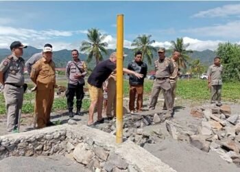 Bangunan Liar Milik WNA Ditertibkan Satpol PP dan DPMTSP Kabupaten Lombok Utara