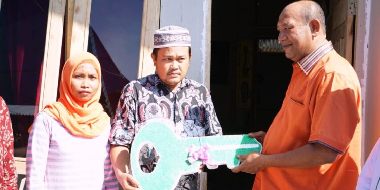 Serahkan Kunci Bedah Rumah, Sepanjang Sejarah Baru Syah Afandin Terbanyak Anggarkan Perbaikan Jalan Rp150 Milyar
