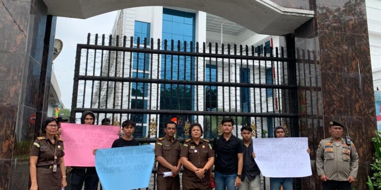 Gelar Aksi, Imakor Sumut Laporkan Dugaan Korupsi Dinas Perkim Paluta TA 2022 ke Kejatisu