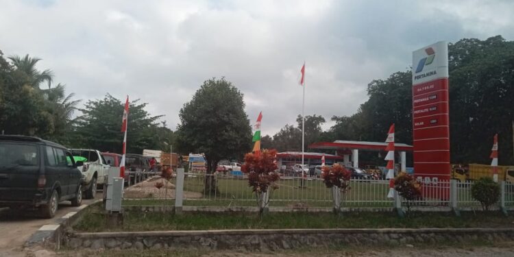 Diduga SPBU Nomor 6478602 Sungai Ukoi Kecamatan Sungai Tebelian Lakukan Pendistribusian BBM Subsidi Secara Bebas Ke Pengecer