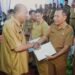 Syah Afandin Serahkan Penghargaan Prestasi Pencapaian PAD Langkat
