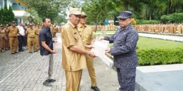 Plt Bupati Langkat Serahkan Penghargaan Tunggul Terbaik Kecamatan & Kelurahan 2023