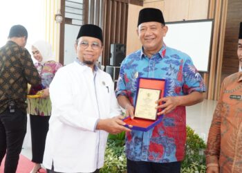 Ikut Serahkan 14 Bantuan Bedah Rumah, Syah Afandin Terima Penghargaan Tokoh Peduli Zakat Baznas Langkat