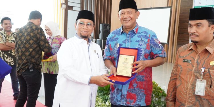 Ikut Serahkan 14 Bantuan Bedah Rumah, Syah Afandin Terima Penghargaan Tokoh Peduli Zakat Baznas Langkat