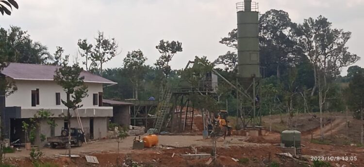 Awak media dan LSM konfirmasi kepada kadis lingkungan hidup Bengkayang,terkait dugaan pembangunan pabrik minyak goreng yang tidak mengantongi ijin