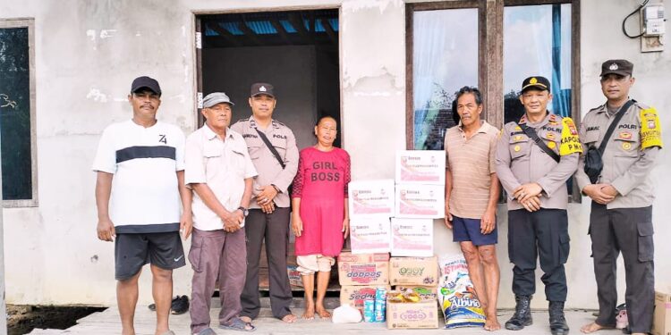 Respon Kapolsek Pulau Maya Karimata Peduli dengan Warga Desa Dusun Besar, Kec PMK Korban Musibah Rumah Kebakaran