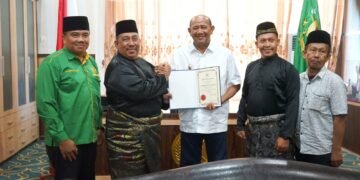 Syah Afandin Terima Anugrah Presiden Dunia Melayu Dunia Islam