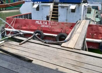 Polres Tapteng Dinilai Lengah,Puluhan Ton BBM Ilegal Bongkar Muatan ke Kapal Tongkang di Pondok Batu