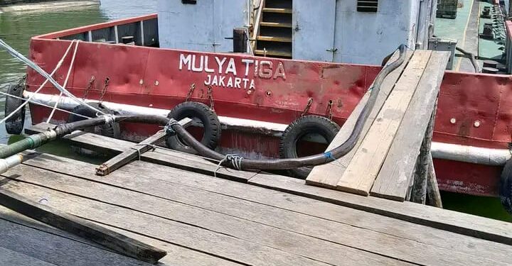 Polres Tapteng Dinilai Lengah,Puluhan Ton BBM Ilegal Bongkar Muatan ke Kapal Tongkang di Pondok Batu