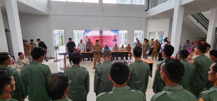 PEJABAT BUPATI KAYONG UTARA BERSAMA KAPOLSEK PULAU MAYA KARIMATA MELAKSANAKAN KEGIATAN KUNJUNGAN KERJA PJ BUPATI KAYONG UTARA