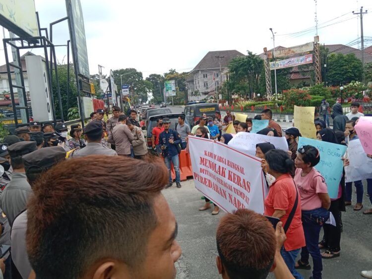 Tolak daerahnya dicap sarang narkoba, warga Bangsal lakukan aksi protes ke Polresta  Pematang Siantar.