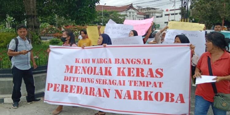 Tolak daerahnya dicap sarang narkoba, warga Bangsal lakukan aksi protes ke Polresta Pematang Siantar.