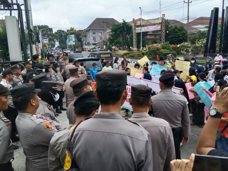 Tolak daerahnya dicap sarang narkoba, warga Bangsal lakukan aksi protes ke Polresta  Pematang Siantar.