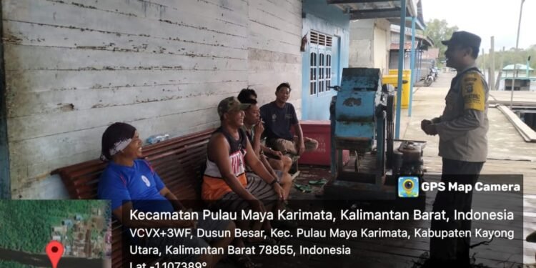 Menjaga Kamtibmas Polsek Pulau Maya Karimata Bersilaturahmi Dan Mengajak Warga Masyarakat Desa Dusun Besar Untuk Bersinergi.