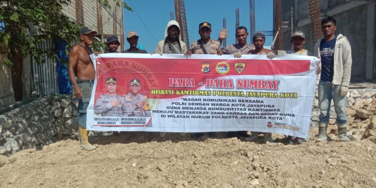 Polsek Muara Tami Bahas Kamtibmas Bersama Pekerja Bangunan Di Holtekamp