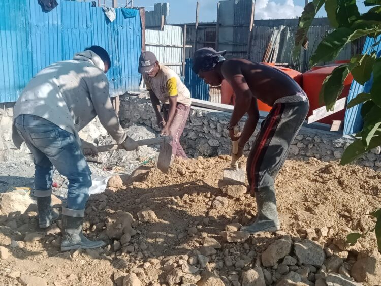 Polsek Muara Tami Bahas Kamtibmas Bersama Pekerja Bangunan Di Holtekamp