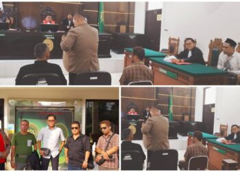 *Sidang Lanjutan Kasus BBM, Saksi Ahli : Pertalite bukan Jenis BBM Bersubsidi dan Pembelian Pertalite 300 Diperbolehkan* Salatiga, Sidang yang dimulai sekitar pukul 13,00 dengan Terdakwa Pj dan W memasuki persidangan yang ke 9, dipimpin Hakim Ketua Abdullatip, S.H., M.H. Hakim Anggota Devita Wisnu Wardhani, S.H., M.H. dan Hakim Anggota Angggi Maha Cakri, S.H., M.H., bertempat di Pengadilan Negeri Salatiga Jl.Veteran No 4 Kota Salatiga Jawa Tengah, Senin 6 November 2023. Agenda sidang yang rencananya permintaan keterangan ahli kementrian migas yang di hadirkan oleh Jaksa Penuntut Umum (JPU) dan sudah dua kali tidak hadir, akhirnya sidang tetap berjalan meskipun tanpa kehadiran saksi ahli secara bertatap muka langsung, majelis hakim tetap menyidangkannya dengan menghadirkan saksi ahli melalui sidang secara elektronik atau online, tim kuasa hukum Terdakwa Pj dari LBH ADIL Indonesia, Pengacara Yunus, S.H., M.H., C.Med., C.L.A, Ady Putra Cesario S.H.M.H., dan Agustinus Wahyu Pambengkas, S.H, M.H. Di akhir sidang Majelis Hakim Pengadilan Negeri Salatiga mengagendakan kembali sidang lanjutan pada hari kamis tanggal 9 November 2023. Sementara itu tim kuasa hukum PJ saat di mintai tanggapan beberapa awak media terkait jalannya proses persidangan mengatakan. ” Ya mas seperti yang teman teman lihat sendiri saksi ahli dari JPU tidak hadir secara bertatap muka langsung di persidangan tapi melalui sidang zoom online, temen temen juga sudah melihat dan mendengar sendiri jalannya proses persidangan. ” bahwa saksi ahli mengatakan didepan persidangan untuk pembelian pertalite sebesar 300 ribu itu tidak ada masalah karena untuk pembelian pertalite tidak ada batasan terkait dengan besarnya pembelian, artinya pembelian sebesar 300 ribu itu tidak melanggar hukum. ” bahwa saksi ahli juga mengatakan kalau pertalite itu bukan jenis BBM bersubsidi tapi penugasan, yang termasuk jenis BBM bersubsidi itu jenis solar,” terang tim pengacara PJ. “Bahwa ahli juga menyampaikan bahwa pembelian pertalite di SPBU yang pengisiannya langsung ke tangki mobil itu tidak masalah, yang tidak boleh itu ketika pembelian pengisiannya langsung ke jirigen, jadi saya rasa untuk permasalahan klien kami saudara PJ sebenarnya sudah terang benderang klien kami tidak terbukti melakukan perbuatan pidana, artinya perbuatan pidana apa dan atau kesalahan yang mana yang dilakukan klien kami pada saat OTT tersebut, ” tutur tim kuasa hukum PJ. Ditempat terpisah masih di lingkungan PN Salatiga, beberapa Ketua dari berbagai lembaga kontrol sosial Ketua Lembaga Pemantau Pembangunan dan Kinerja Pemerintah (LP2KP) Jateng, Ketua GNP Tipikor Jateng dan Ketua KANNI Semarang memberikan statmen singkat sehubungan kasus ini,” kami dan beberapa lembaga dan media online yang tersebar diseluruh Indonesia baik itu dari Jateng,Jatim,Jabar, DKI Jakarta, Banten, Sumatera, Aceh, Kalimantan, Sulawesi, Papua dan juga daerah terus mengawal jalannya proses persidangan perkara yang melibatkan teman kita pimpinan redaksi patroli’86 saudara Pj sampai dengan adanya putusan seadil adilnya. “Kemudian, kami juga memantau langsung jalannya proses persidangan, dan sebagai lembaga pengawasan dan kontrol sosial kami berharap hukum ditegakkan seadil adilnya jangan pandang bulu, siapapun yang melakukan perbuatan melanggar hukum berikan saksi hukum dan siapapun yang tidak terbukti melanggar hukum bebaskan mereka dari tuntutan hukum. Kemudian ketika ditanya terkait fakta persidangan Ketua LP2KP Sumakmun mengatakan itu ranahnya tim, ranahnya kuasa hukum PJ untuk menyampaikan berkaitan dengan subtansi perkaranya dan itu sudah dijelaskan. “Kalau kami sebagai lembaga pengawasan dan atau sosial kontrol hanya ingin proses persidangan berjalan objektif saja, “kata makmun. “Kami hanya meminta dan berharap kepada Tim Kuasanya PJ dan juga Majelis Hakim yang memeriksa perkara tersebut agar hal hal berkaitan dengan bukti bukti semua di perlihatkan dipersidangan agar masyarakat mengetahui fakta yang sebenarnya atas peristiwa OTT BBM Bersubsidi yang menghebohkan masyarakat tersebut jangan ada yang ditutup tutupi. “Sebagai lembaga pengawasan dan atau sosial kontrol kami berharap proses hukum harus berjalan dengan objektif, rakyat, APH, pejabat sama saja kedudukannya di hadapan hukum, yang salah katakan salah yang benar katakan benar, yang tidak melanggar hukum ya harusnya bebas dari tuntutan hukum, sebaliknya ketika ada oknum yang bermain main dengan hukum semisal meminta uang dan merekayasa hukum ya harus di proses hukum dan ditindak tegas,” pinta makmun. “Kemudian untuk bukti CCTV atas OTT BBM bersubsidi yang heboh di masyarakat dan sudah disebarluaskan oleh beberapa media yang mengatakan barang bukti (BB) itu milik PJ, di ambil ditempat PJ dan seterusnya itu harus dibuka seluas kuasnya di putar di persidangan biar masyarakat tau hal yang sebenarnya terjadi, semisal ada saksi yang menerangkan didepan persidangan dibawah sumpah tetapi berbeda dengan fakta kejadian seperti dalam CCTV mohon untuk di proses hukum dan ditetapkan sebagai saksi yang memberikan keterangan palsu di depan persidangan, dan saya yakin Majelias Hakim yang menyidangkan perkara tersebut akan bertindak tegas sesuai ketentuan hukum. “Kalau perlu bukti CCTV itu setelah proses persidangan di publishkan di media sosial tik tok ataupun media media lain youtube misalkan supaya masyarakat tau fakta yang sebenarnya,” pungkasnya. (Tim Media)