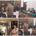 *Sidang Lanjutan Kasus BBM, Saksi Ahli : Pertalite bukan Jenis BBM Bersubsidi dan Pembelian Pertalite 300 Diperbolehkan*     Salatiga, Sidang yang dimulai sekitar pukul 13,00 dengan Terdakwa Pj dan W memasuki persidangan yang ke 9, dipimpin Hakim Ketua Abdullatip, S.H., M.H. Hakim Anggota Devita Wisnu Wardhani, S.H., M.H. dan Hakim Anggota Angggi Maha Cakri, S.H., M.H., bertempat di Pengadilan Negeri Salatiga Jl.Veteran No 4 Kota Salatiga Jawa Tengah, Senin 6 November 2023.  Agenda sidang yang rencananya permintaan keterangan ahli kementrian migas yang di hadirkan oleh Jaksa Penuntut Umum (JPU) dan sudah dua kali tidak hadir, akhirnya sidang tetap berjalan meskipun tanpa kehadiran saksi ahli secara bertatap muka langsung, majelis hakim tetap menyidangkannya dengan menghadirkan saksi ahli melalui sidang secara elektronik atau online, tim kuasa hukum Terdakwa Pj dari LBH ADIL Indonesia, Pengacara Yunus, S.H., M.H., C.Med., C.L.A, Ady Putra Cesario S.H.M.H., dan Agustinus Wahyu Pambengkas, S.H, M.H.  Di akhir sidang Majelis Hakim Pengadilan Negeri Salatiga mengagendakan kembali sidang lanjutan pada hari kamis tanggal 9 November 2023.  Sementara itu tim kuasa hukum PJ saat di mintai tanggapan beberapa awak media terkait jalannya proses persidangan mengatakan.  ” Ya mas seperti yang teman teman lihat sendiri saksi ahli dari JPU tidak hadir secara bertatap muka langsung di persidangan tapi melalui sidang zoom online, temen temen juga sudah melihat dan mendengar sendiri jalannya proses persidangan.  ” bahwa saksi ahli mengatakan didepan persidangan untuk pembelian pertalite sebesar 300 ribu itu tidak ada masalah karena untuk pembelian pertalite tidak ada batasan terkait dengan besarnya pembelian, artinya pembelian sebesar 300 ribu itu tidak melanggar hukum.  ” bahwa saksi ahli juga mengatakan kalau pertalite itu bukan jenis BBM bersubsidi tapi penugasan, yang termasuk jenis BBM bersubsidi itu jenis solar,” terang tim pengacara PJ.  “Bahwa ahli juga menyampaikan bahwa pembelian pertalite di SPBU yang pengisiannya langsung ke tangki mobil itu tidak masalah, yang tidak boleh itu ketika pembelian pengisiannya langsung ke jirigen, jadi saya rasa untuk permasalahan klien kami saudara PJ sebenarnya sudah terang benderang klien kami tidak terbukti melakukan perbuatan pidana, artinya perbuatan pidana apa dan atau kesalahan yang mana yang dilakukan klien kami pada saat OTT tersebut, ” tutur tim kuasa hukum PJ.  Ditempat terpisah masih di lingkungan PN Salatiga, beberapa Ketua dari berbagai lembaga kontrol sosial Ketua Lembaga Pemantau Pembangunan dan Kinerja Pemerintah (LP2KP) Jateng, Ketua GNP Tipikor Jateng dan Ketua KANNI Semarang memberikan statmen singkat sehubungan kasus ini,” kami dan beberapa lembaga dan media online yang tersebar diseluruh Indonesia baik itu dari Jateng,Jatim,Jabar, DKI Jakarta, Banten, Sumatera,  Aceh, Kalimantan, Sulawesi, Papua dan juga daerah terus mengawal jalannya proses persidangan perkara yang melibatkan teman kita pimpinan redaksi patroli’86 saudara Pj sampai dengan adanya putusan seadil adilnya.  “Kemudian, kami juga memantau langsung jalannya proses persidangan, dan sebagai lembaga pengawasan dan kontrol sosial kami berharap hukum ditegakkan seadil adilnya jangan pandang bulu, siapapun yang melakukan perbuatan melanggar hukum berikan saksi hukum dan siapapun yang tidak terbukti melanggar hukum bebaskan mereka dari tuntutan hukum.  Kemudian ketika ditanya terkait fakta persidangan Ketua LP2KP Sumakmun mengatakan itu ranahnya tim, ranahnya kuasa hukum PJ untuk menyampaikan berkaitan dengan subtansi perkaranya dan itu sudah dijelaskan.  “Kalau kami sebagai lembaga pengawasan dan atau sosial kontrol hanya ingin proses persidangan berjalan objektif saja, “kata makmun.  “Kami hanya meminta dan berharap kepada Tim Kuasanya PJ dan juga Majelis Hakim yang memeriksa perkara tersebut agar hal hal berkaitan dengan bukti bukti semua di perlihatkan dipersidangan agar masyarakat mengetahui fakta yang sebenarnya atas peristiwa OTT BBM Bersubsidi yang menghebohkan masyarakat tersebut jangan ada yang ditutup tutupi.  “Sebagai lembaga pengawasan dan atau sosial kontrol kami berharap proses hukum harus berjalan dengan objektif, rakyat, APH, pejabat sama saja kedudukannya di hadapan hukum, yang salah katakan salah yang benar katakan benar, yang tidak melanggar hukum ya harusnya bebas dari tuntutan hukum, sebaliknya ketika ada oknum yang bermain main dengan hukum semisal meminta uang dan merekayasa hukum ya harus di proses hukum dan ditindak tegas,” pinta makmun.  “Kemudian untuk bukti CCTV atas OTT BBM bersubsidi yang heboh di masyarakat dan sudah disebarluaskan oleh beberapa media yang mengatakan barang bukti (BB) itu milik PJ, di ambil ditempat PJ dan seterusnya itu harus dibuka seluas kuasnya di putar di persidangan biar masyarakat tau hal yang sebenarnya terjadi, semisal ada saksi yang menerangkan didepan persidangan dibawah sumpah tetapi berbeda dengan fakta kejadian seperti dalam CCTV mohon untuk di proses hukum dan ditetapkan sebagai saksi yang memberikan keterangan palsu di depan persidangan, dan saya yakin Majelias Hakim yang menyidangkan perkara tersebut akan bertindak tegas sesuai ketentuan hukum.  “Kalau perlu bukti CCTV itu setelah proses persidangan di publishkan di media sosial tik tok ataupun media media lain youtube misalkan supaya masyarakat tau fakta yang sebenarnya,” pungkasnya.  (Tim Media)