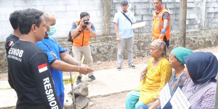 Polisi Gelar Rekonstruksi Pembunuhan Kakak Kandung oleh Saudara Sendiri di Tukdana, Indramayu
