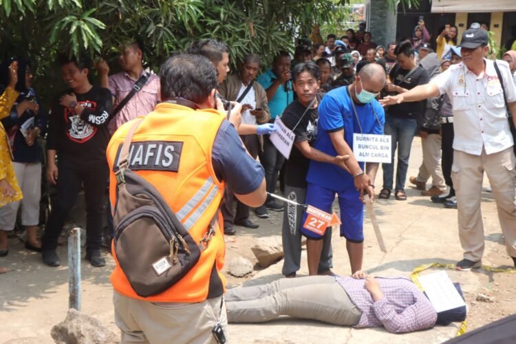 Polisi Gelar Rekonstruksi Pembunuhan Kakak Kandung oleh Saudara Sendiri di Tukdana, Indramayu
