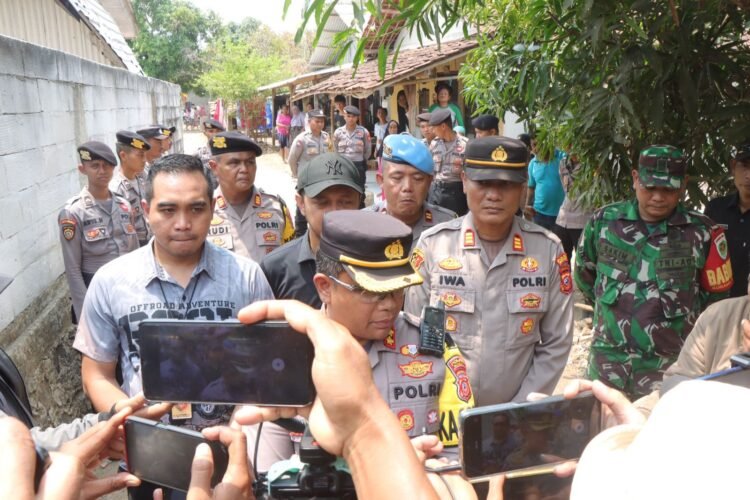 Polisi Gelar Rekonstruksi Pembunuhan Kakak Kandung oleh Saudara Sendiri di Tukdana, Indramayu